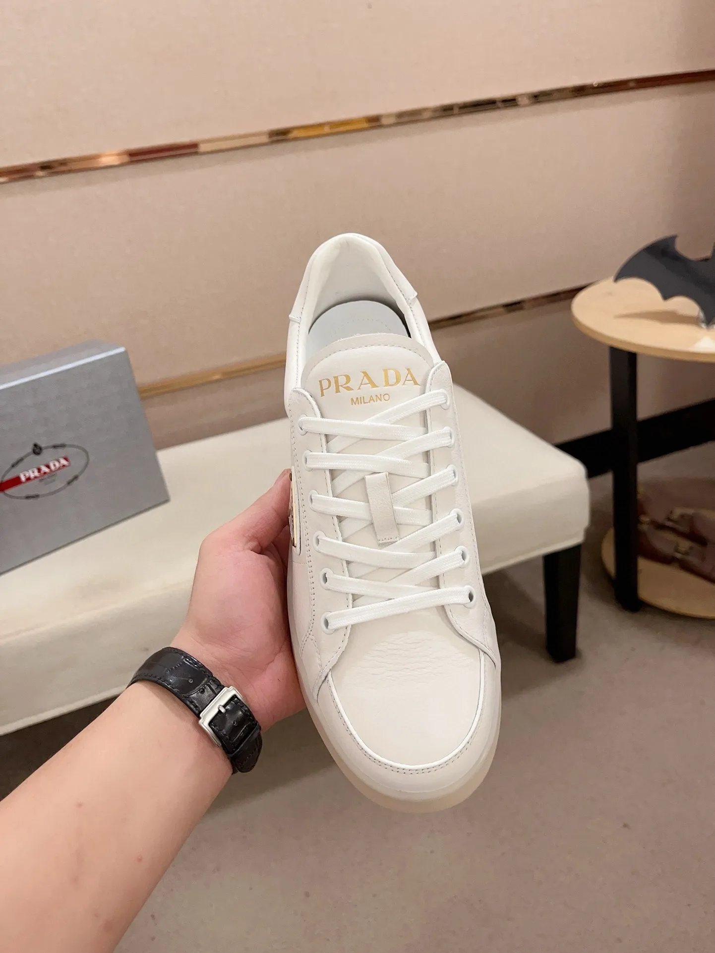 Men's shoes 💰 540💰 ✔️✔️✔️Higher version High-quality new PRADA (Prada) counters are launched at the same time. The new men's shoes and 😘 fabrics are made of high-tech glue-making technology. Lining: Full cowhide lining. 👍🏿 High-end ☄️ air-cushion molded anti-slip rubber outsole, exquisite lines, simple and elegant, comfortable and high-end for leisure travel. Code number: 38 to 44 (45 can be customized and cannot be returned or exchanged)